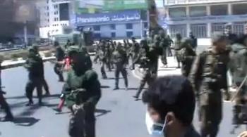مشاهد فيديو يتقطع لها القلب.. قوات الأمن المركزي ترافق المتظاهرين اليوم والشباب يقبلون رؤوسهم.