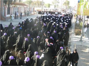 ذمار مسيرة نسائية تهتف للجيش اليمني وترفض المبادرة وعودت الزياني إلى اليمن28-10