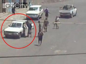 بالصورة: مجموعة مسلحة تقوم بنهب وسرقة سيارة لاندكروز فضية اللون