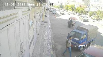 كاميرات المراقبة ترصد سرقة سيارة في وضح النهار من أمام شركة صرافة بالعاصمة صنعاء