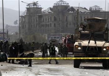 مقتل 13 جنديا ومدنيين في هجوم انتحاري بأفغانستان