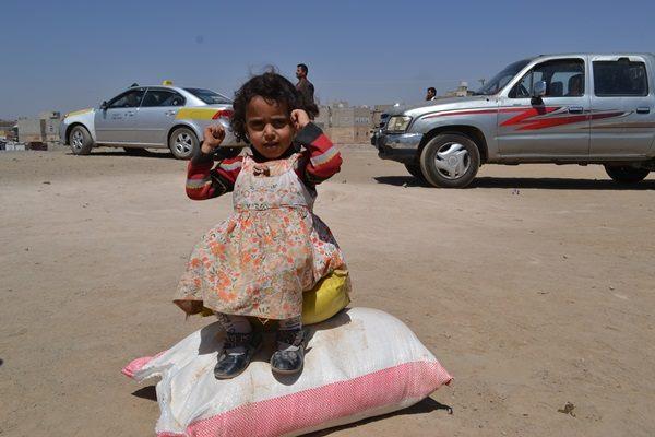 (منى)توزع 300 سلة غذائية للأسر النازحة في مديرية بني الحارث بصنعاء