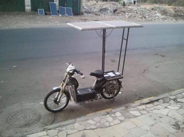 مهندس يمني يخترع دراجة نارية تعمل بالطاقة الشمسية (صورة)