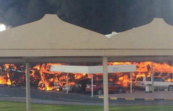 فيديو وصور: حريق ضخم يلتهم 19 سيارة في قسم الطالبات بجامعة الشارقة