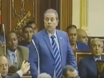 بالفيديو.. طرد عكاشة من داخل البرلمان المصري والنواب يهتفون: "بره بره"