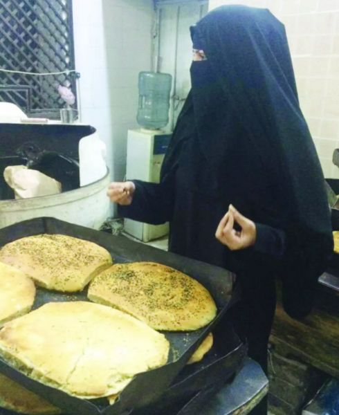 سعودية تُديـر وتعمـل في مخبز بجدة !