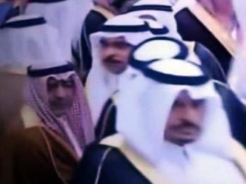 أكثر من مليون مشاهدة للمقطع على "يوتيوب"، حمد آل ثاني: دفعت الأمير مقرن بسبب الزحام في العزاء