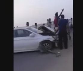 شاهد فيديو.. لهذا السبب قام شاب سعودي بتحطيم سيارته نوع أكورد 2015 متعمداً في جازان
