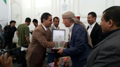 إمراءه تزرع السلام في إب