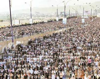 السامعي: التهدئة تقتضي سحب الجيش أولاً من الأحياء، وقتيلان في تعز في مواجهات متجددة في أول أيام العيد 