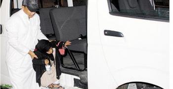 عكاظ: سقوط أشهر وأقصر متسولة يمنية في جدة في يد مكتب مكافحة التسول، وايرادها الشهري يصل الى 20 ألف ريال سعودي