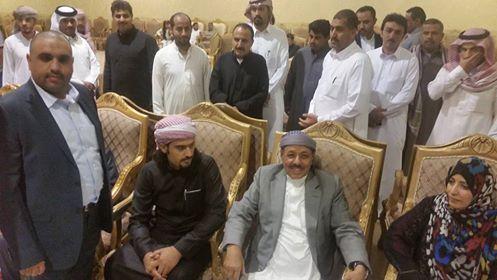 أحدث صورة للجنرال علي محسن الأحمر بجانب توكل كرمان