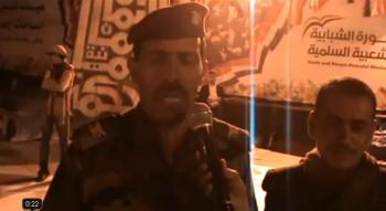 شاهد فيديو: انضمام ضابط من الحرس الجمهوري الى الثورة الشبابية مع المدرعة التي يقودها وسلاحه الشخصي
