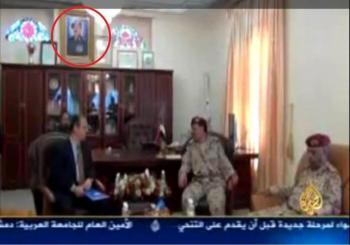 بالصورة: لقاء جمال بن عمر مع اللواء/ على محسن الأحمر وصورة الرئيس صالح مازالت معلقه في مكتبه
