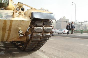 ناشطة بريطانية تتهم ضابطاً مصرياً باغتصابها  