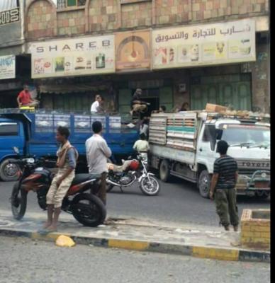 عناصر محسوبة على المقاومة تنهب مخازن تجارية في تعز