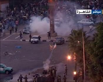 4 قتلى بمحاولة إخلاء ميدان التحرير، والحكومة تؤكد التزامها بالانتخابات