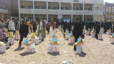 جمعية الإصلاح بإب تنفذ مشروع توزيع 200 سلة غذائية للنازحين والمتضررين من الأحداث بالمحافظة
