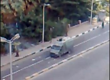 فيديو: مشهد شاب يقفز فوق المدرعة - مشهد تاريخى أخر لثورة مصر