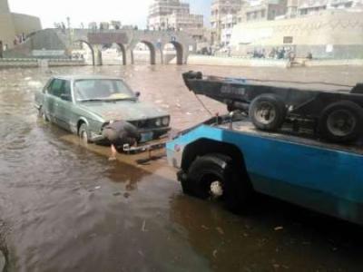انتشال خمس سيارات من سائلة صنعاء