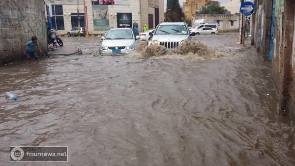 شاهد بالصور: امطار صنعاء والسيول تغمر شوارعها 