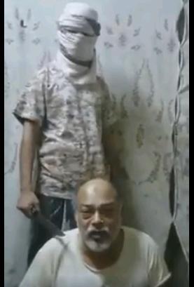 رجل من عدن في قبضة القاعدة يناشد والسكين على رقبته : انقذوني وخارجوني سريع - فيديو