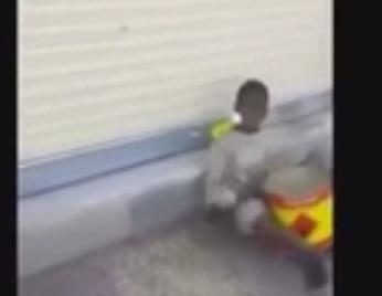 فيديو: طفل يمني موهوب يذهل قناة الجزيرة بعزفه عن فرقة كاملة