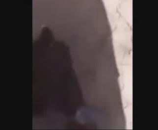 فيديو مروع لشاب سعودي يحرق حمامة يُثير غضب رواد المواقع الاجتماعية