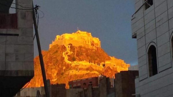 شاهد كيف بدت قلعة القاهرة اليوم بتعز منظر ولا أروع