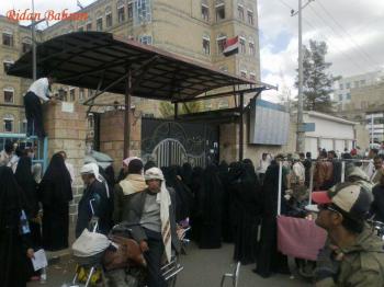 عاجل: موظفوا وزارة المالية في صنعاء يعتصمون امامها للمطالبة برواتبهم 