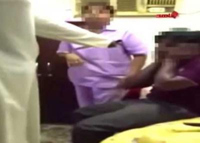 كويتي يضبط خادمته مع عشيقها.. شاهد ماذا فعل بهما؟ (فيديو)