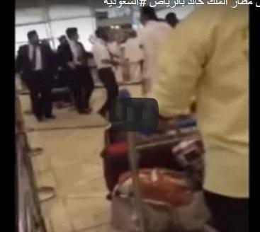 مسافرون يعتدون على موظفي مطار الملك خالد بالرياض (فيديو)