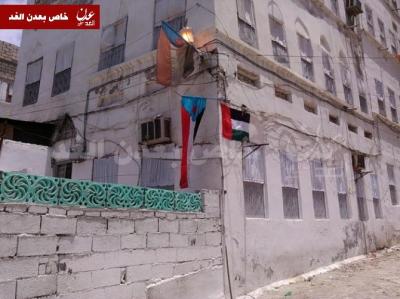 فيما غاب علم اليمن.. هذه الأعلام التي رفعت في المكلا بعد تحريرها من القاعدة