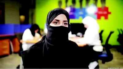 سعودية تتنازل عن وظيفتها وتؤسس ثلاثة محال لبيع وصيانة الجوالات