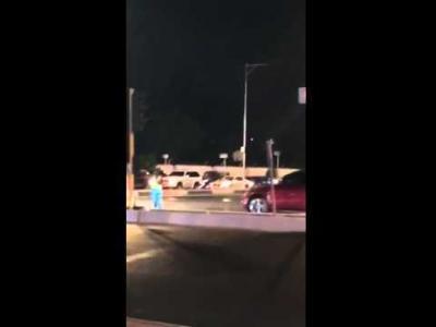 بالفيديو.. عامل نظافة ينظم حركة السير بتقاطع في جدة بعد تعطل الإشارة