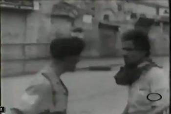 فيديو نادر:  البطل اليمني المرحوم صالح اليافعي يتحدى جنود المستعمر البريطاني في عدن في بداية الستينيات من القرن الماضي