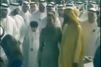 فيديو: محمد بن راشد يقبّل زوجته وسط حشد من الرّجال