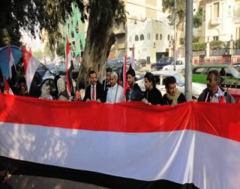 وقفة احتجاجية لشباب اليمن أمام السفارة السعودية بالقاهرة استنكروا خلالها موقف المملكة من الوضع في اليمن .
