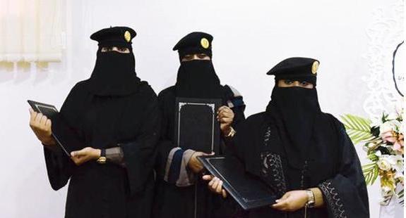 تخرج دفعة من العسكريات السعوديات وتلقي تدريبات مكثفة في الدفاع عن النفس ومكافحة الشغب (صورة)