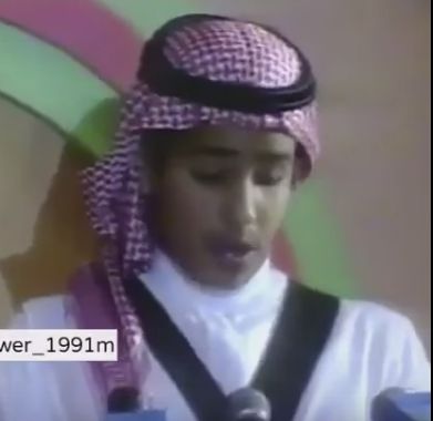 شاهد فيديو.. محمد بن سلمان يلقي كلمة المدرسة عندما كان طالباً والملك سلمان يستمع له منصتاً