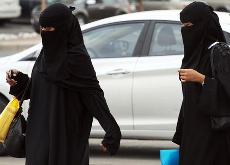 صحيفة سعودية: السجن والجلد للمرأة التي تفتش جوال زوجها