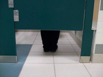 هل تساءلت لماذا تكون أبواب دورات المياه قصيرة في بعض الدول؟ لهذه الاسباب!