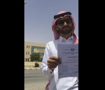 لهذا السبب!! طبيب سعودي يحرق شهادته الجامعية (فيديو)