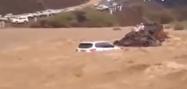 شاب يتحدى سيول مكة لينقذ والده المحتجز.. شاهد ماذا فعل؟