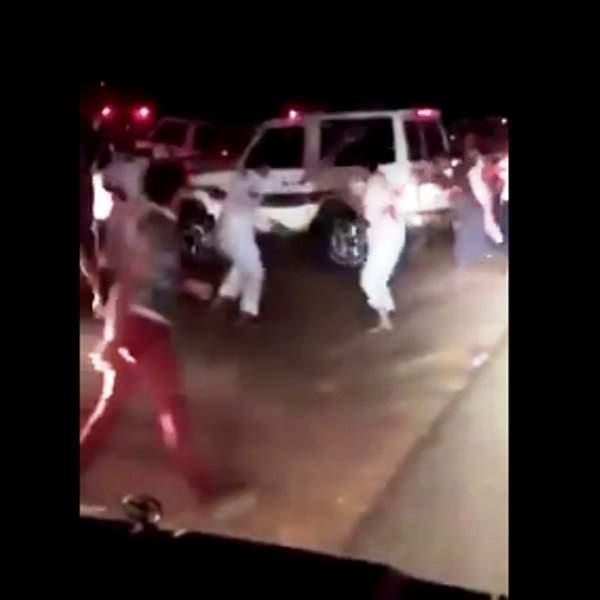 شاهد فيديو.. تحرش "بفتاة" يؤدي إلى مشاجرة عنيفة بين شباب بالسعودية