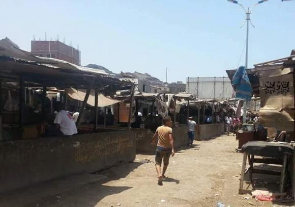شاهد بالصور ..كيف تم سحق القات بعجلات مصفحة اماراتية على أبواب عدن
