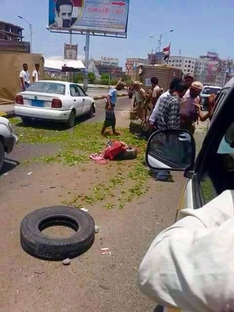 شاهد بالصور ..كيف تم سحق القات بعجلات مصفحة اماراتية على أبواب عدن