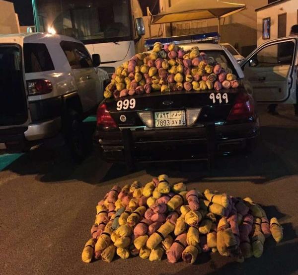 في السعودية غير اليمنيين يدخلون في تجارة القات (شاهدوا هذا الاسيوي كم عثر لديه من حزم قات) - صور