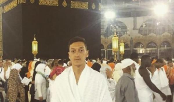 صورة لـ “أوزيل” بملابس الإحرام أمام الكعبة تذهل جمهور مواقع التواصل الاجتماعي