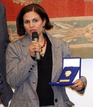في ثاني تكريم دولي للمرأة اليمنية خلال عام الثورة الكاتبة و الناشطة أروى عثمان تتسلم جائزة المينيرفا من ايطاليا